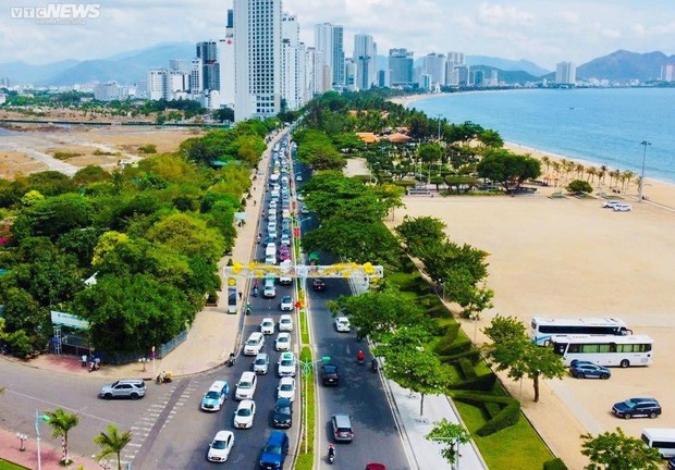 Bãi biển miền Trung đông nghịt người, khách sạn cháy phòng dịp 30/4-1/5 - Ảnh 12.