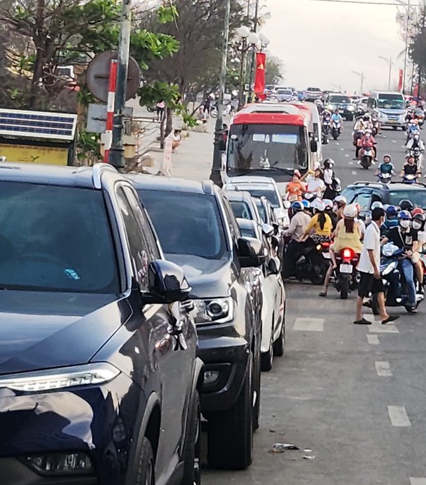 Vũng Tàu đông nghịt, nhiều du khách qua đêm trên bờ biển - Ảnh 2. Vũng Tàu đông nghịt, nhiều du khách qua đêm trên bờ biển - Ảnh 2.