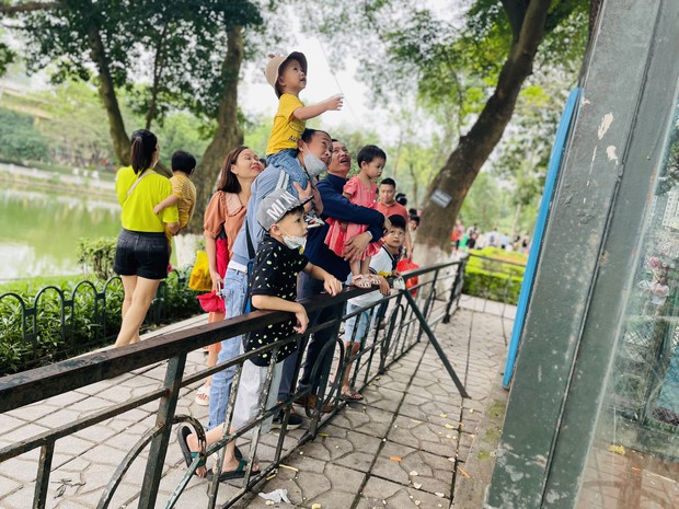 Công viên tại Hà Nội đông nghịt người dịp lễ 30/4 - 1/5 - Ảnh 5. Công viên tại Hà Nội đông nghịt người dịp lễ 30/4 - 1/5 - Ảnh 5.
