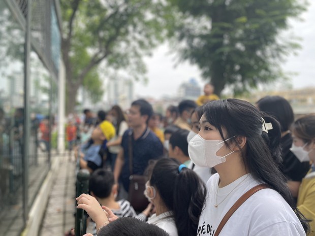 Công viên tại Hà Nội đông nghịt người dịp lễ 30/4 - 1/5 - Ảnh 4. Công viên tại Hà Nội đông nghịt người dịp lễ 30/4 - 1/5 - Ảnh 4.