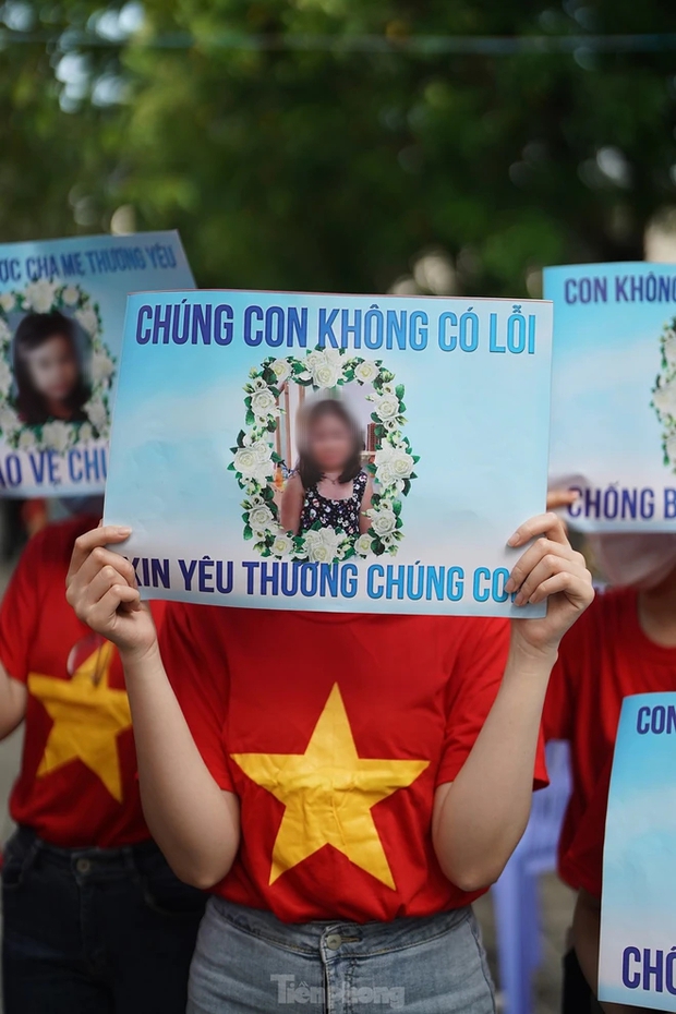 Người dân quật cường đấm bức ảnh cha đẻ bé Vân An