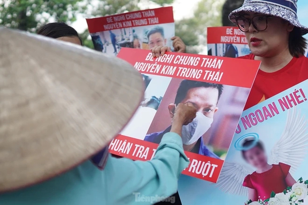 Người dân quật cường đấm bức ảnh cha đẻ bé Vân An