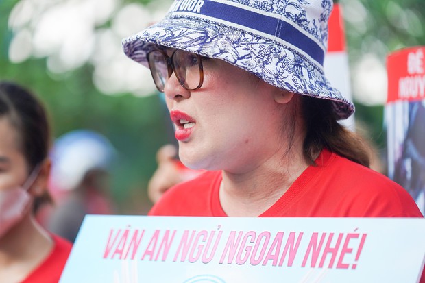 Người dân quật cường đấm bức ảnh cha đẻ bé Vân An