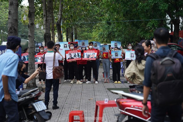 Người dân quật cường đấm bức ảnh cha đẻ bé Vân An