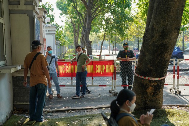 Người dân quật cường đấm bức ảnh cha đẻ bé Vân An