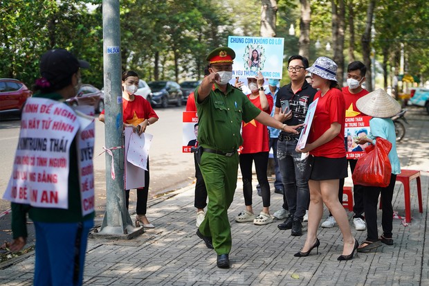 Người dân quật cường đấm bức ảnh cha đẻ bé Vân An