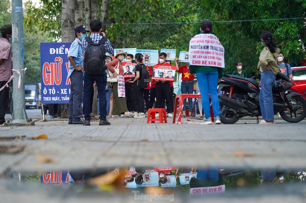 Người dân quật cường đấm bức ảnh cha đẻ bé Vân An