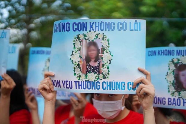 Người dân quật cường đấm bức ảnh cha đẻ bé Vân An