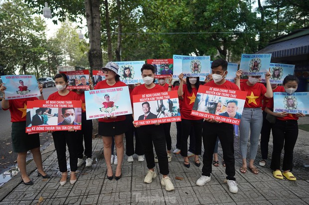 Người dân quật cường đấm bức ảnh cha đẻ bé Vân An