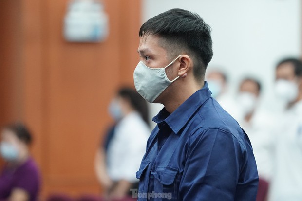 Người dân quật cường đấm bức ảnh cha đẻ bé Vân An