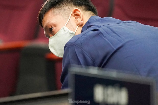 Người dân quật cường đấm bức ảnh cha đẻ bé Vân An