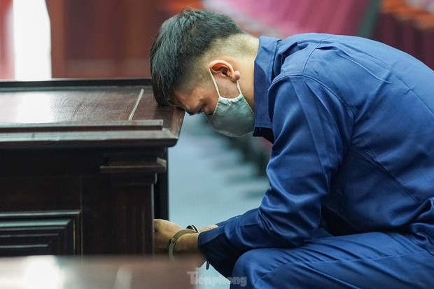 Người dân quật cường đấm bức ảnh cha đẻ bé Vân An