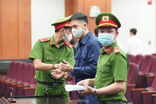 Người dân quật cường đấm bức ảnh cha đẻ bé Vân An