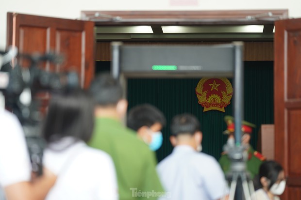 Người dân quật cường đấm bức ảnh cha đẻ bé Vân An