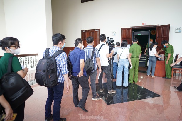 Người dân quật cường đấm bức ảnh cha đẻ bé Vân An