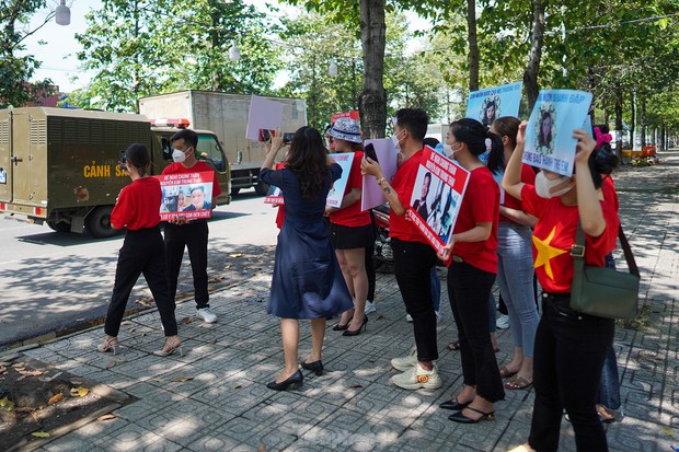 Người dân quật cường đấm bức ảnh cha đẻ bé Vân An