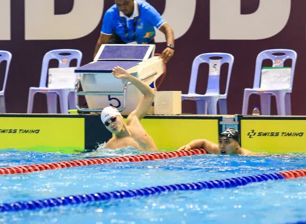 Kình ngư Kim Sơn chuyển nghề thành phóng viên, chụp ảnh và phỏng vấn đồng đội vừa giành HCV SEA Games