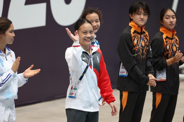 VĐV nhảy cầu SEA Games 32 gặp sự cố, nhận toàn điểm 1 với pha tiếp nước bằng bụng