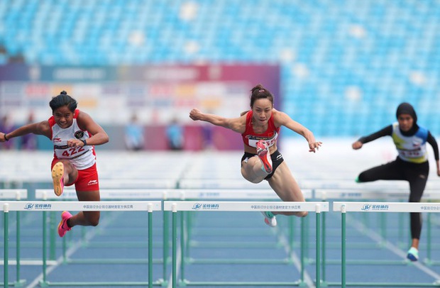 Ngắm chân trầy xước của Hotgirl 6 múi vô địch điền kinh SEA Games 32