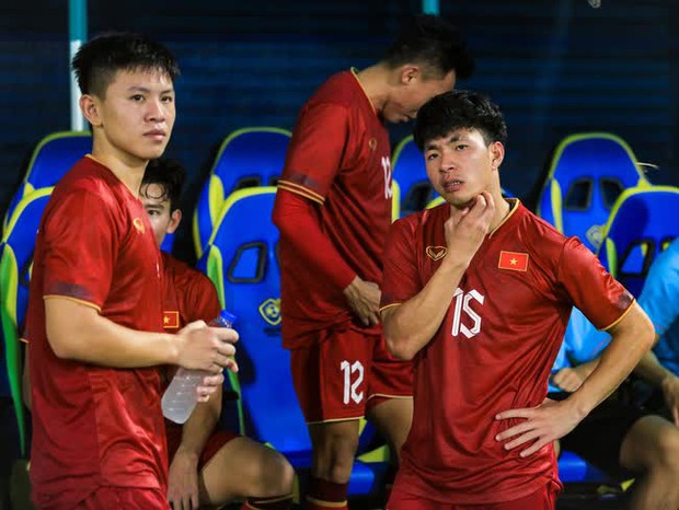 HLV Troussier họp khẩn trên sân sau trận hòa U22 Thái Lan tại SEA Games 32
