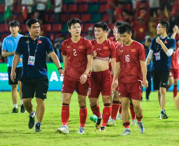 HLV Troussier họp khẩn trên sân sau trận hòa U22 Thái Lan tại SEA Games 32