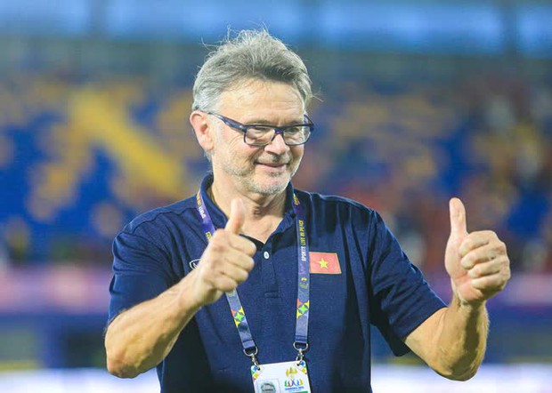 HLV Troussier họp khẩn trên sân sau trận hòa U22 Thái Lan tại SEA Games 32