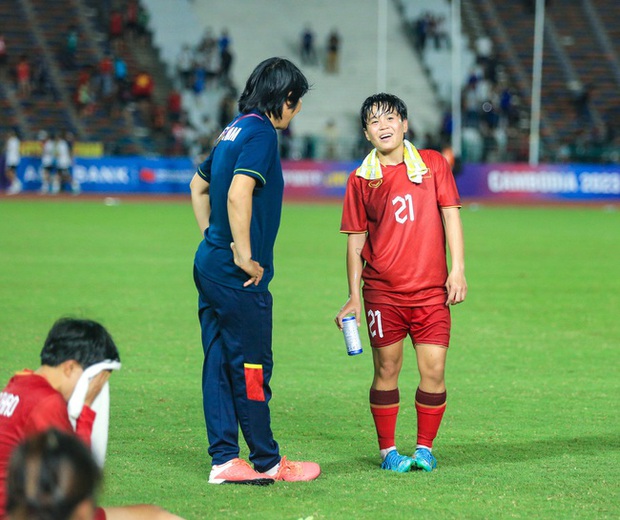 Thanh Nhã lăn xả trên sân, cầu thủ Campuchia lập tức chạy đến xin lỗi