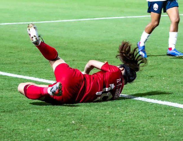 Thanh Nhã lăn xả trên sân, cầu thủ Campuchia lập tức chạy đến xin lỗi