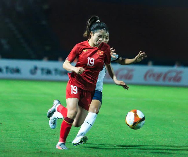 Thanh Nhã lăn xả trên sân, cầu thủ Campuchia lập tức chạy đến xin lỗi