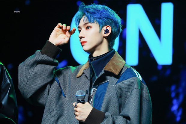 Nam idol bật khóc vì fan chê màu tóc, yêu cầu gội nước nóng?