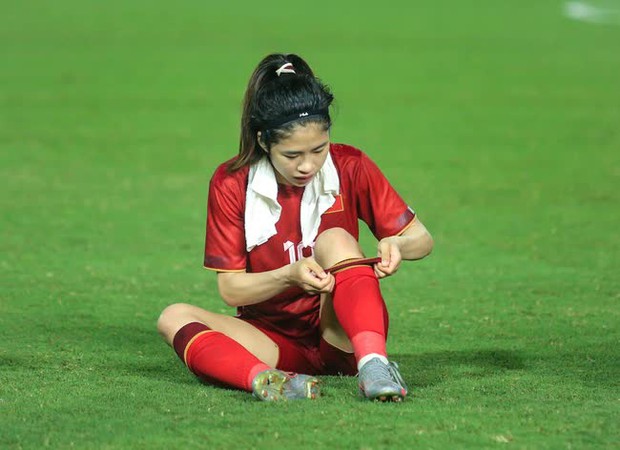 Thanh Nhã lăn xả trên sân, cầu thủ Campuchia lập tức chạy đến xin lỗi