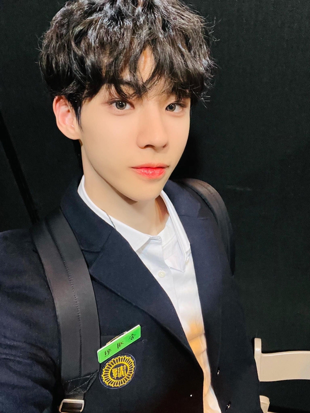 Nam idol bật khóc vì fan chê màu tóc, yêu cầu gội nước nóng?