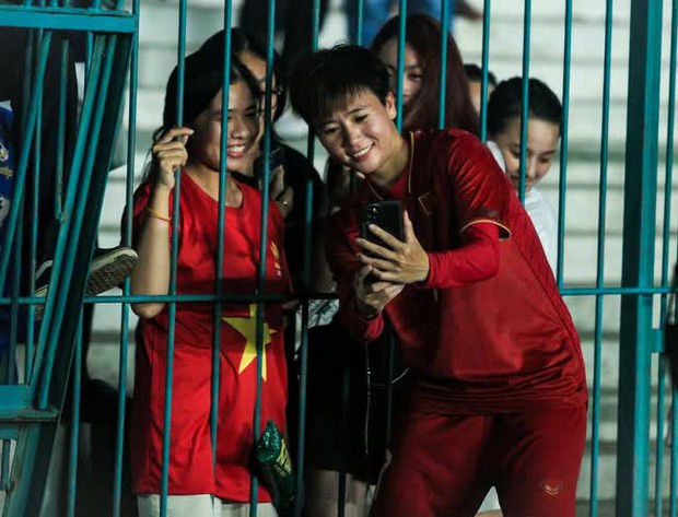 Thanh Nhã lăn xả trên sân, cầu thủ Campuchia lập tức chạy đến xin lỗi