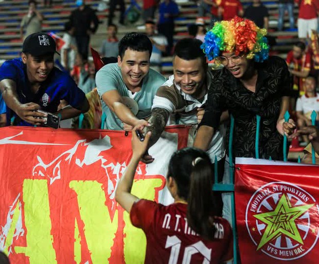 Thanh Nhã lăn xả trên sân, cầu thủ Campuchia lập tức chạy đến xin lỗi