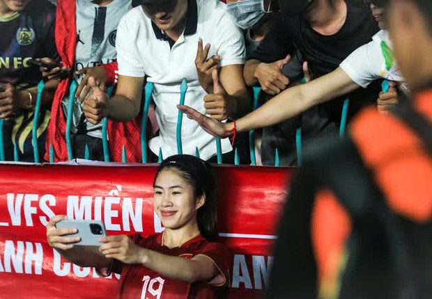 Thanh Nhã lăn xả trên sân, cầu thủ Campuchia lập tức chạy đến xin lỗi