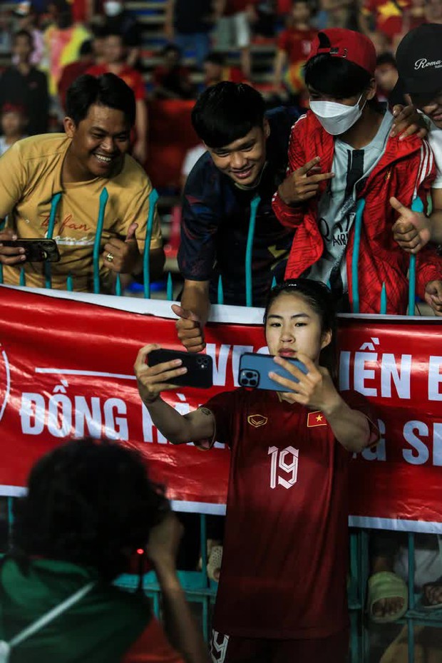 Thanh Nhã lăn xả trên sân, cầu thủ Campuchia lập tức chạy đến xin lỗi