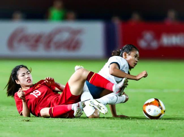 Thanh Nhã lăn xả trên sân, cầu thủ Campuchia lập tức chạy đến xin lỗi