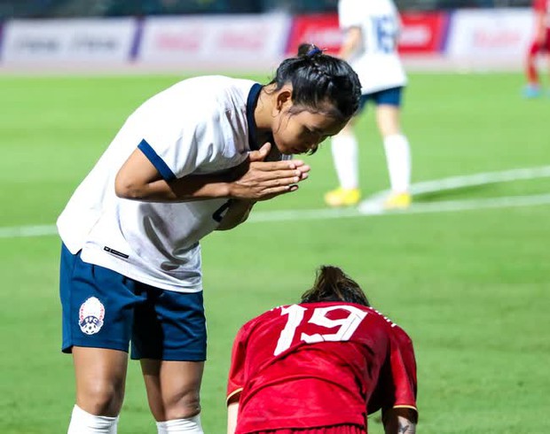 Thanh Nhã lăn xả trên sân, cầu thủ Campuchia lập tức chạy đến xin lỗi