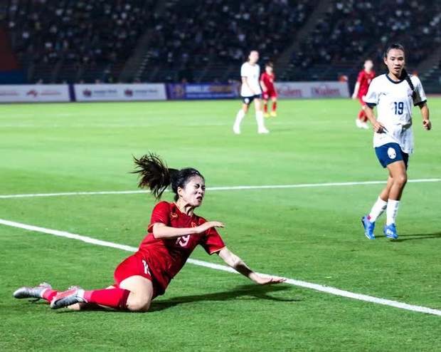 Thanh Nhã lăn xả trên sân, cầu thủ Campuchia lập tức chạy đến xin lỗi
