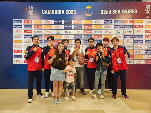 Cặp đôi game thủ Campuchia 'nồng nhiệt' cổ vũ tuyển PUBG Mobile Việt Nam