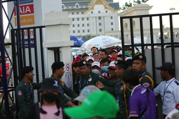 Chào đón SEA Games 32: CĐV đến sân Olympic sớm để cổ vũ cho Đội tuyển Việt Nam