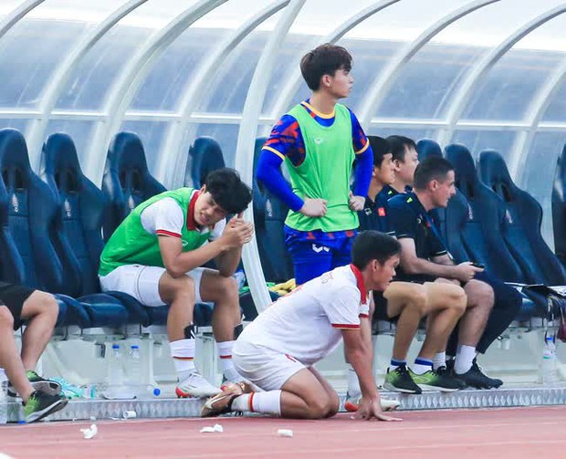 Thanh Nhàn đau đớn chứng kiến đồng đội thất bại, Lương Duy Cương cõng về vì chấn thương
