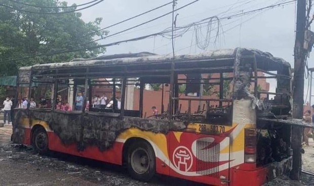 Xe buýt bốc cháy, hành khách tán loạn kinh hồn