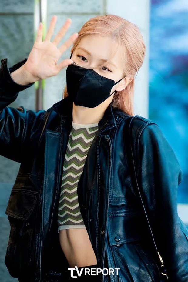 BLACKPINK at the airport: Jennie has a remarkable attitude after the noise, but the spotlight is on Rosé's second round - Photo 6.