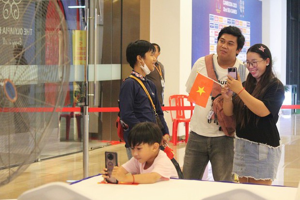 Cặp đôi game thủ Campuchia 'nồng nhiệt' cổ vũ tuyển PUBG Mobile Việt Nam