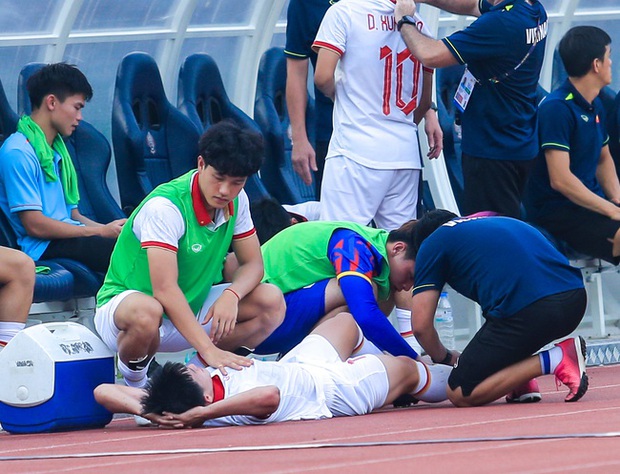 Thanh Nhàn đau đớn chứng kiến đồng đội thất bại, Lương Duy Cương cõng về vì chấn thương