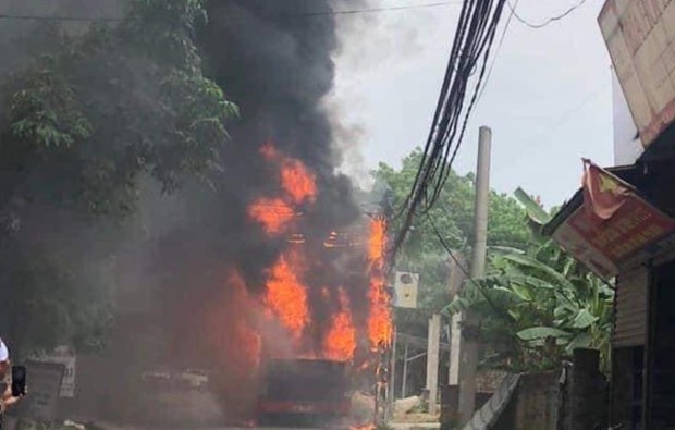 Xe buýt bốc cháy, hành khách tán loạn kinh hồn