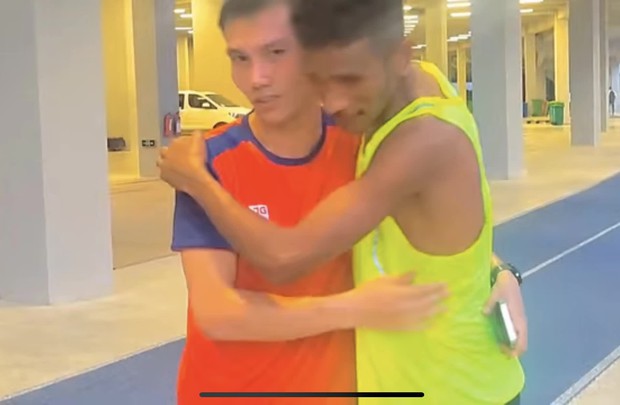 VĐV Việt Nam chia sẻ tình thân ái với VĐV Timor Leste tại SEA Games 32