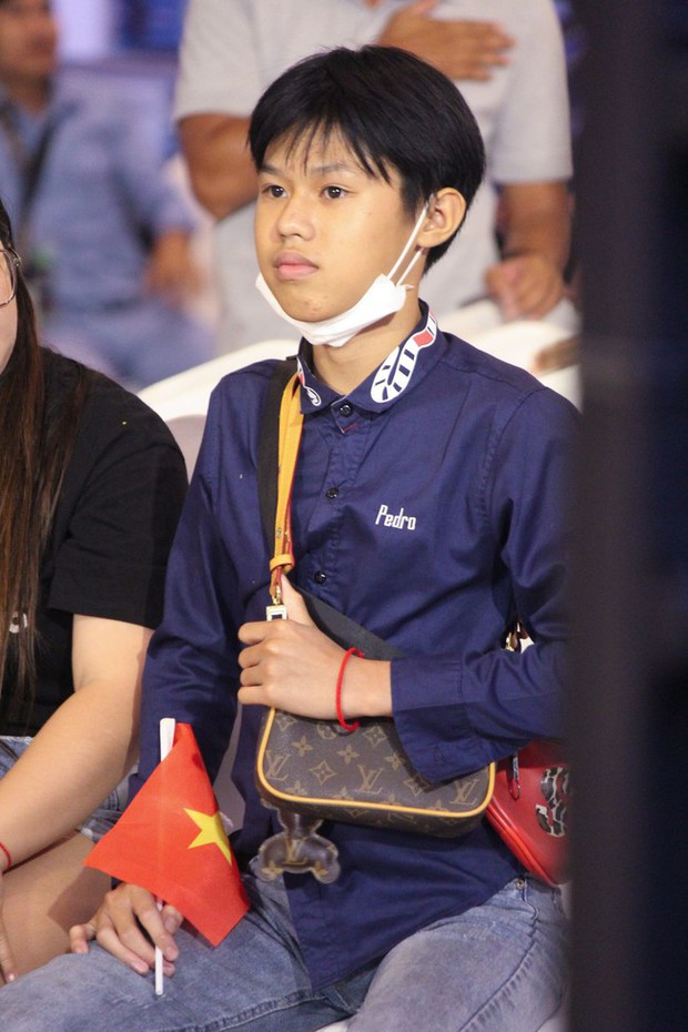 Cặp đôi game thủ Campuchia 'nồng nhiệt' cổ vũ tuyển PUBG Mobile Việt Nam