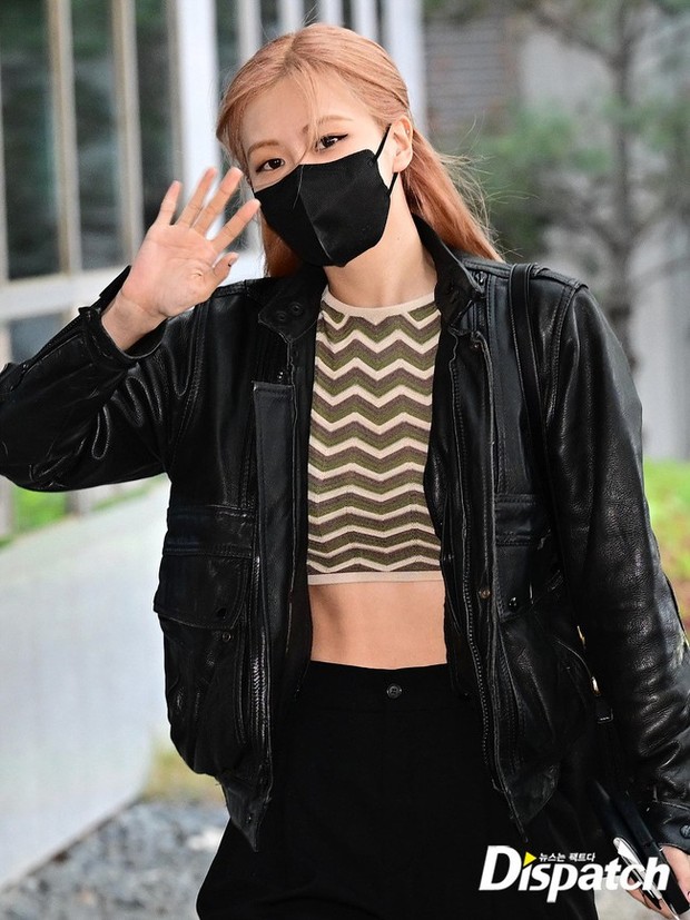 BLACKPINK at the airport: Jennie has a remarkable attitude after the noise, but the spotlight is on Rosé's second round - Photo 5.